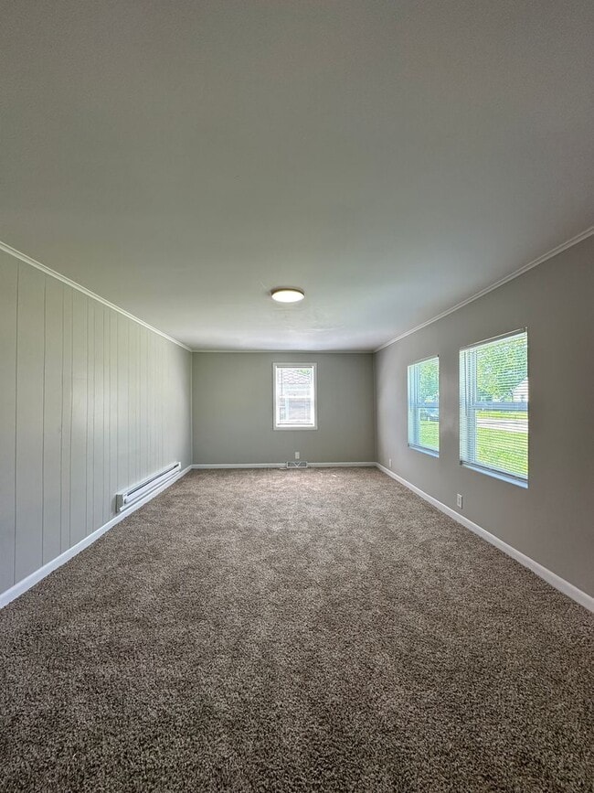 Foto del edificio - Backyard Nights & Front Porch Mornings — Cozy 3BR Brick Ranch in Fairlawn