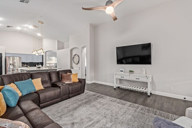 Building Photo - 414 N Merino