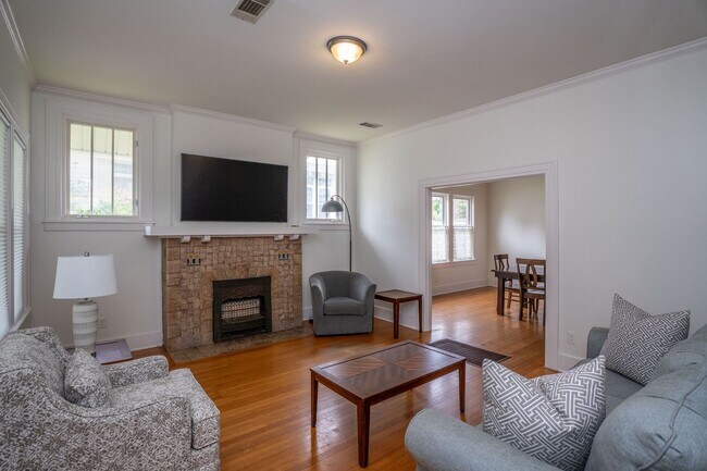 Foto del edificio - Large Furnished Home for Monthly Rental