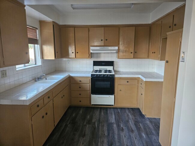 Kitchen - 2209 S Spaulding Ave