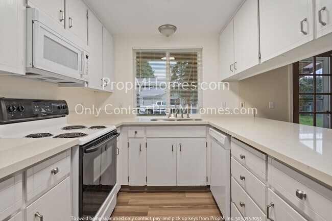 Foto del edificio - Three Bedroom Ranch In Central Hillsboro w/ Large Fenced Yard!