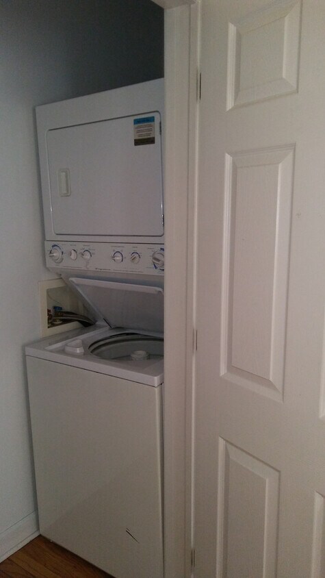 Foto del edificio - MUST SEE THIS SPACIOUS 2BEDROOM/1BATH COND...