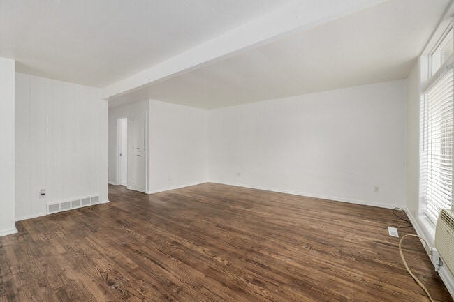 Building Photo - Remodeled 2 bedroom, 1 bath duplex for rent