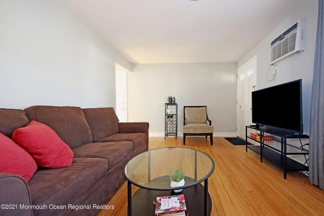 Building Photo - 16 Oldfield Pl