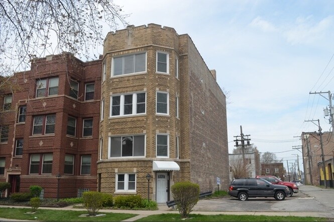 Newly renovated unit. Excellent location near public trans, schools, museums, lake, parks, shopping and expressways - 1534 East 74th Place Unit 2