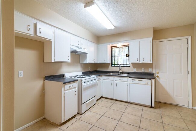 Foto del edificio - 1104 W Tri Oaks Ln