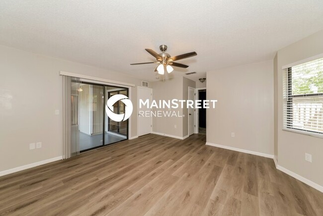 Foto del edificio - 8416 Cypress Lake Dr