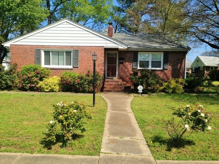 Primary Photo - SPACIOUS 3 BED/1 BATH ALL BRICK HOME IN ES...
