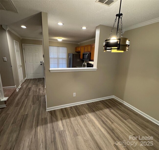 Building Photo - 10165 Forest Landing Dr