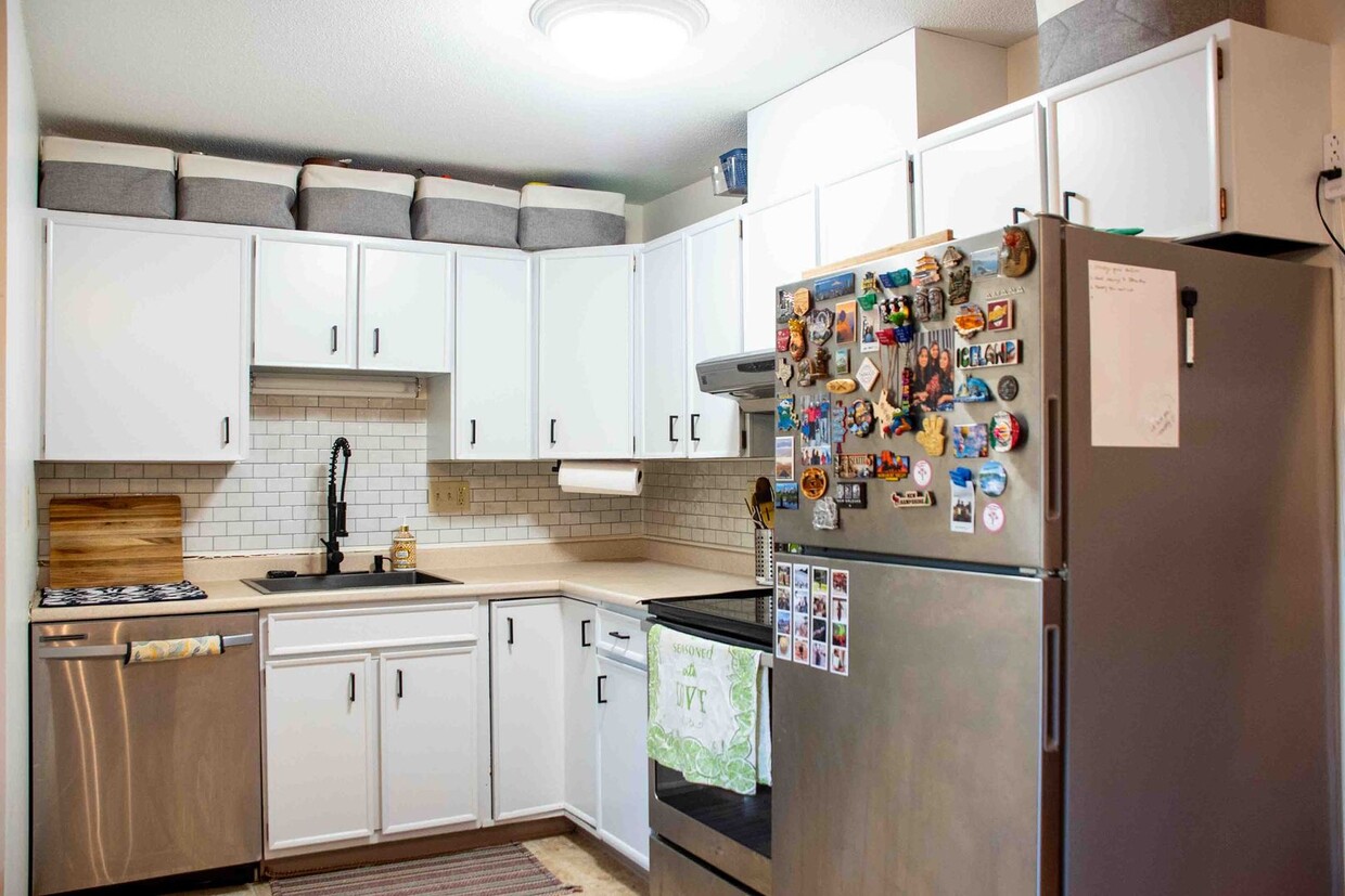 Primary Photo - 2 Bedroom Condo available 10/15 for $1900