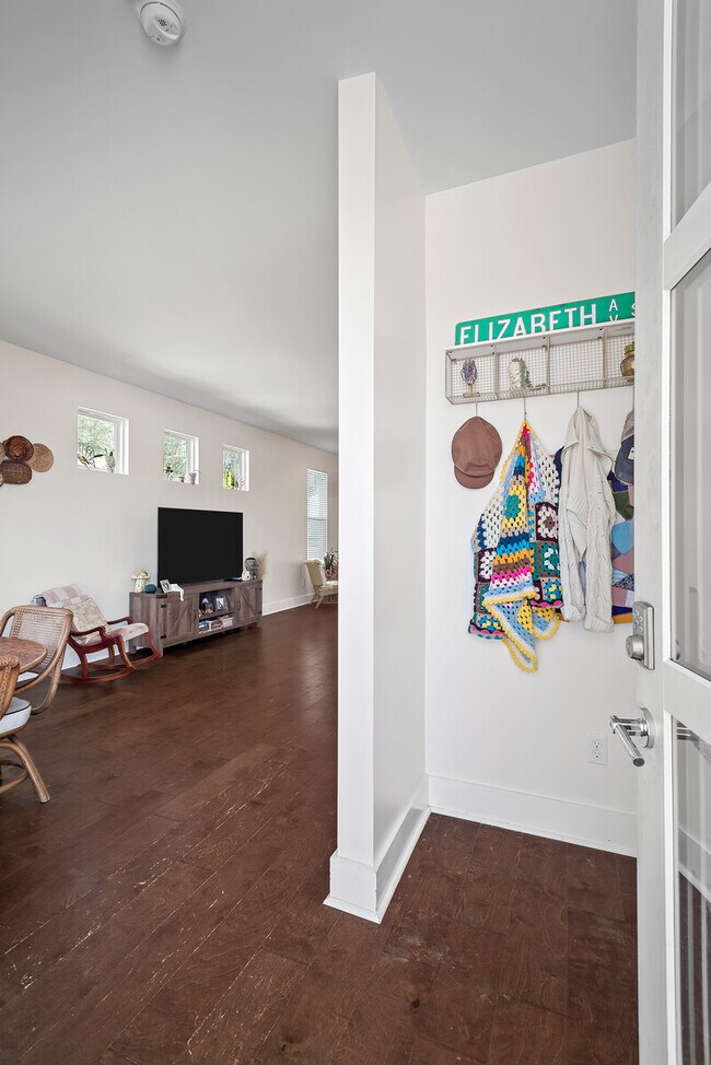Foto del edificio - 221 Hillcrest Dr
