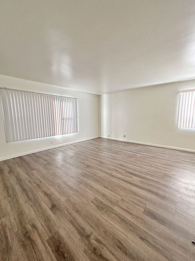 Foto del edificio - SPACIOUS 1BD/1BA UNIT INCLUDES 1-CAR GARAGE