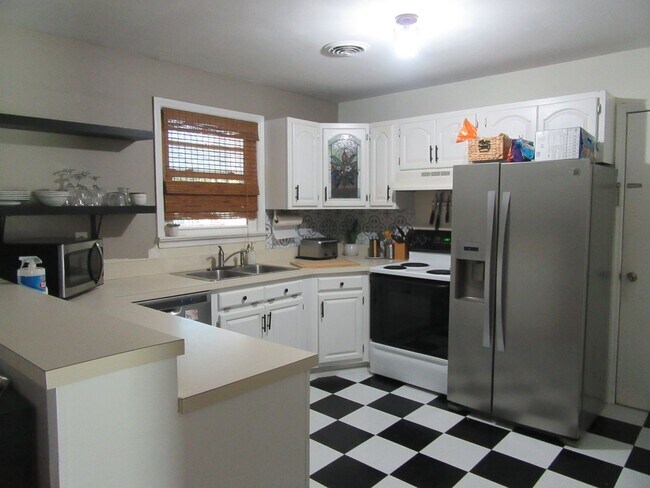 Building Photo - Beautiful Brick Ranch