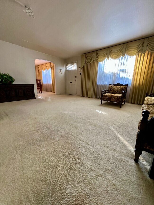 Building Photo - Stunning 3-Bedroom Single Family Home in H...