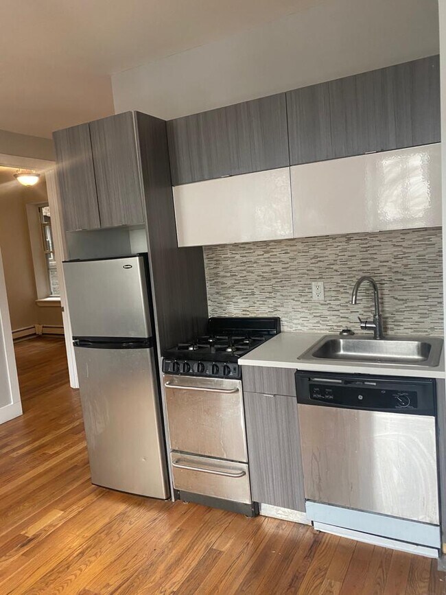 Foto del edificio - 739 Knickerbocker Ave
