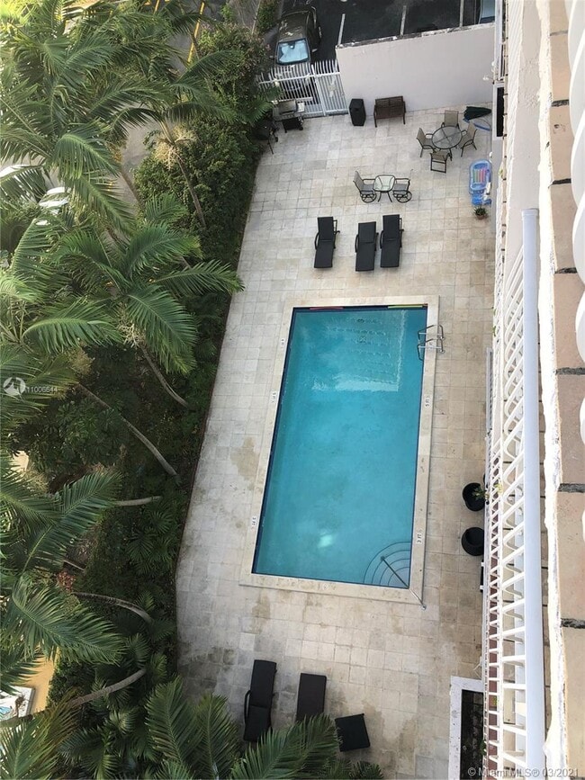 Foto del edificio - 677 NE 24th St