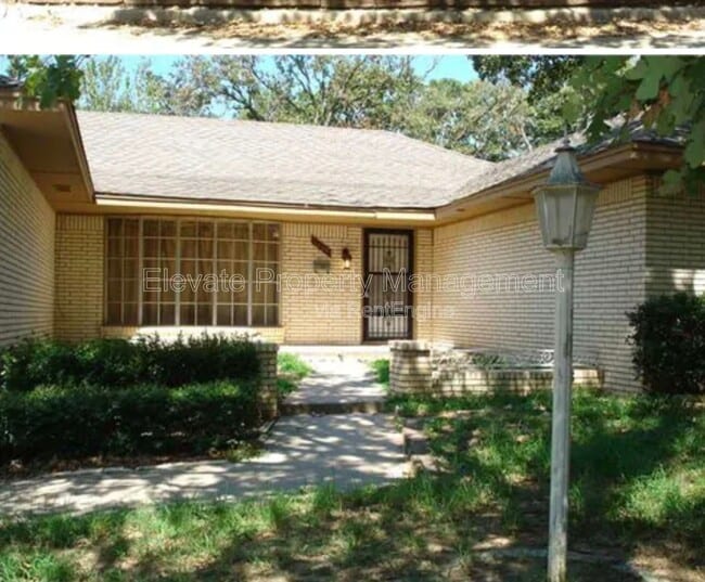 Photo - 1809 N Oakhill Rd House