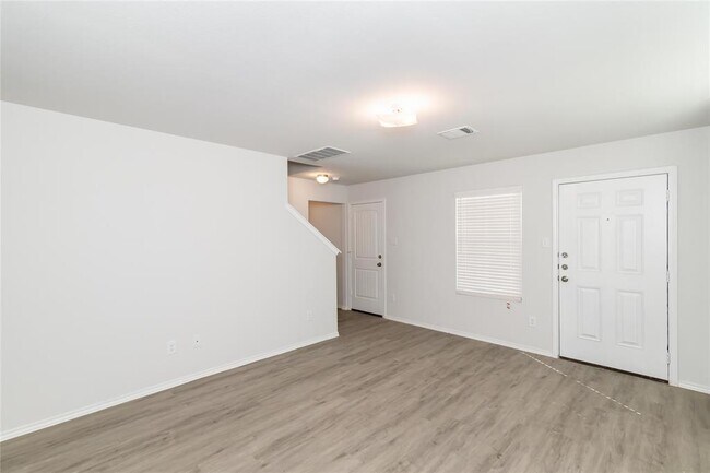 Building Photo - 2109 Middle Rdg Dr