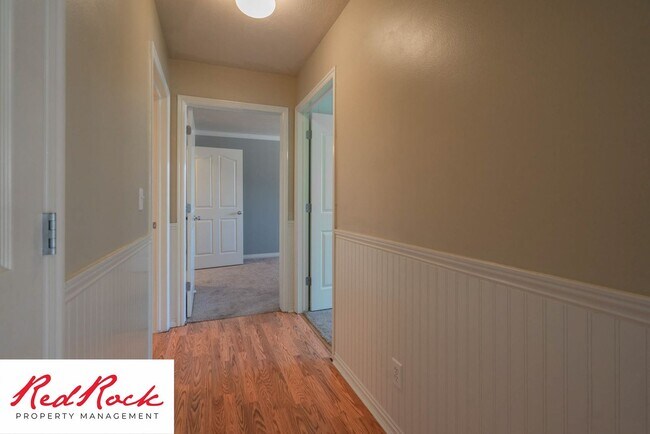 Foto del edificio - 5 Bedroom Pet Friendly Home!
