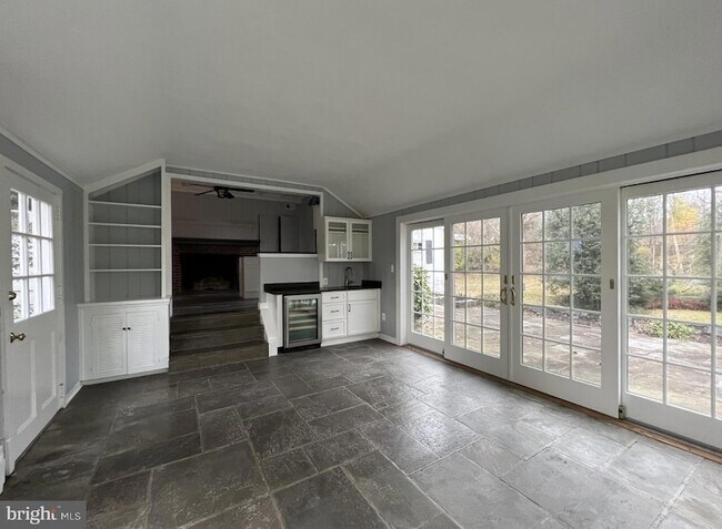 Foto del edificio - 7309 River Rd