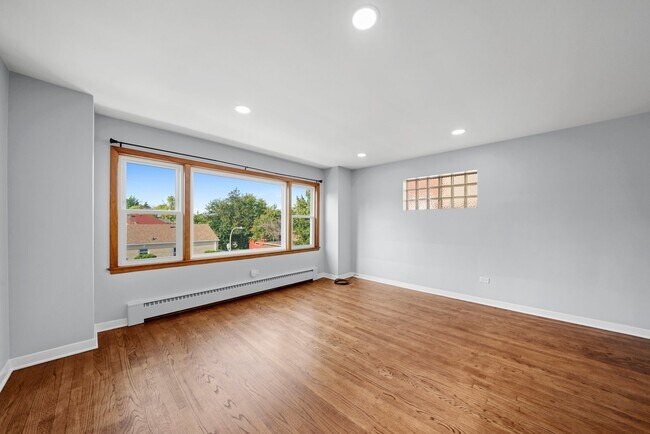 Building Photo - 4459 W Ainslie St