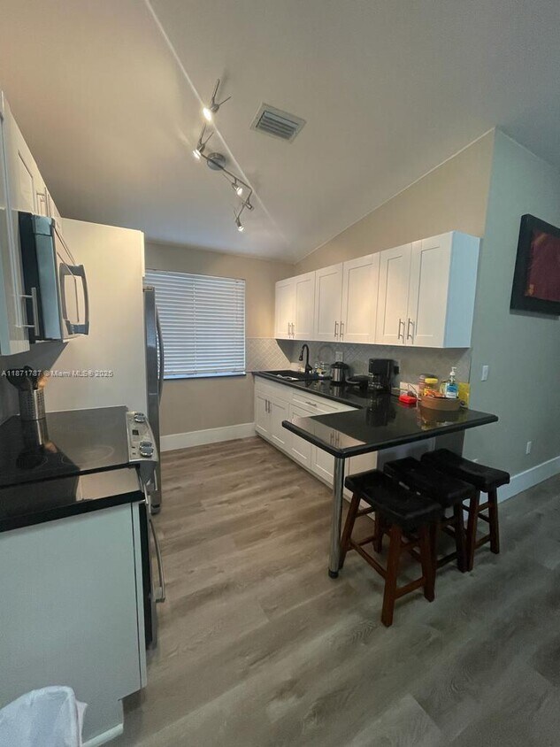 Foto principal - 8017 Lake Dr