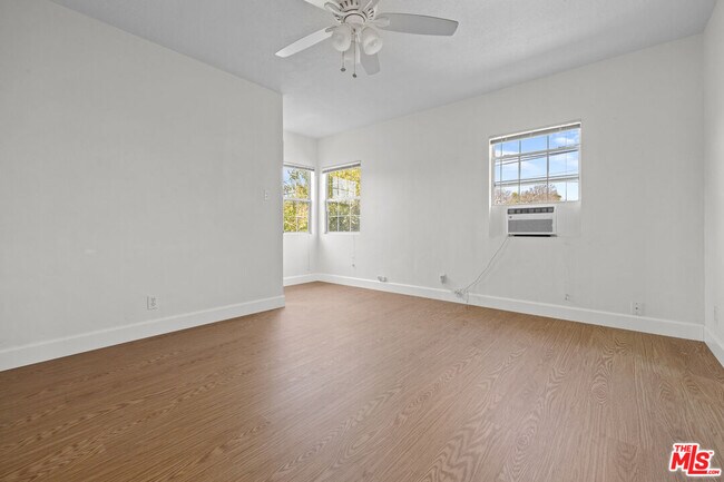 Building Photo - 2528 1/2 Military Ave