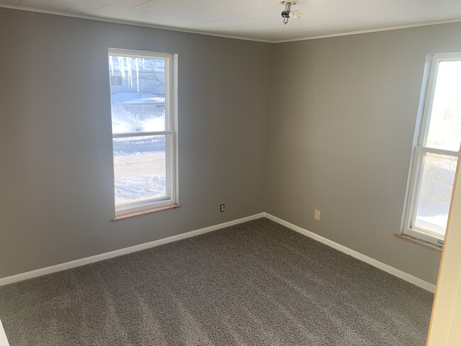 Building Photo - 215-217 N Elm St