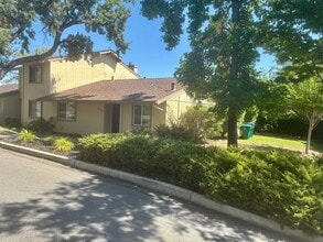 Building Photo - 3915 Hills Ct