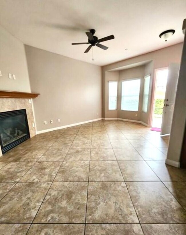 Building Photo - Luxury Two Bedroom Two and a half Bathroom...