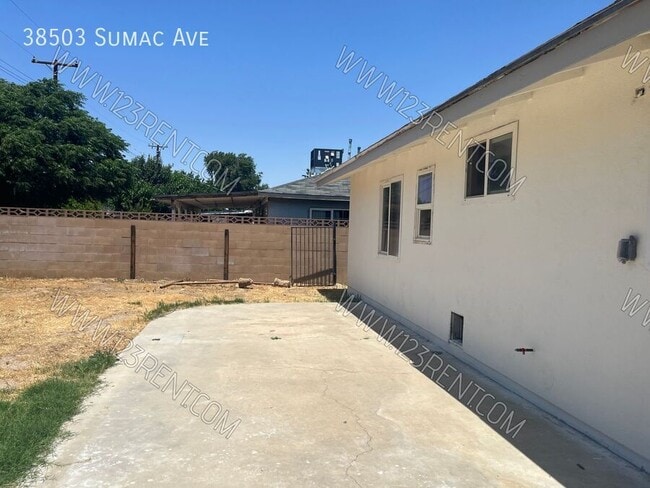Building Photo - 38503 Sumac Ave