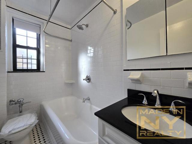 Foto del edificio - 1 bedroom in SUNNYSIDE GARDENS NY 11104