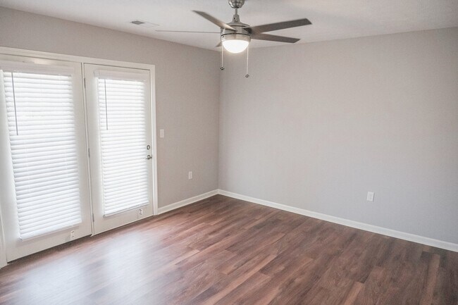 El espacioso dormitorio con acceso al patio. - Willow Green Apartments