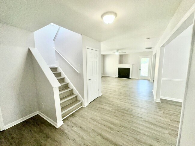 Foto del edificio - Updated 4BD, 2.5BA Raleigh Home With a 2-C...