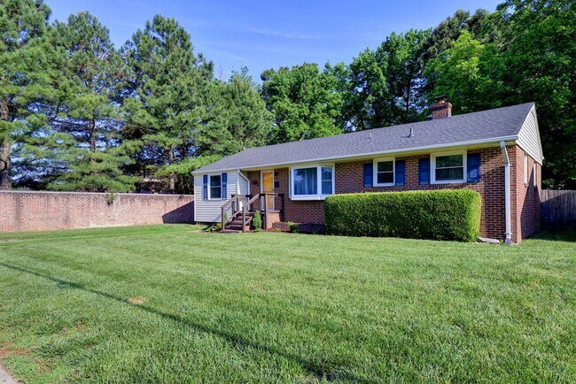 Building Photo - Great Rancher Close To CNU
