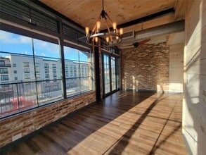 Building Photo - 550 E Main St