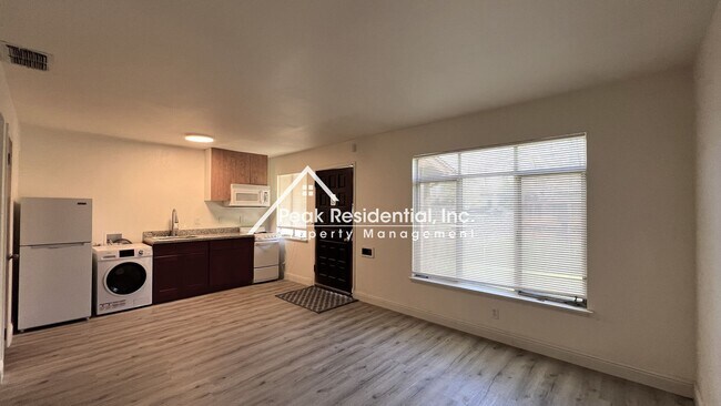 Building Photo - Charming 2bd/1ba Duplex near UCD Med Center