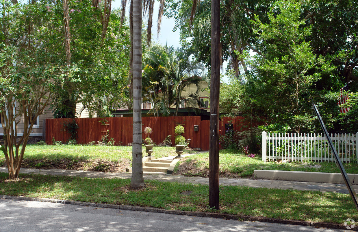 Primary Photo - Melrose Place