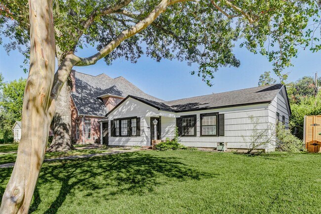 Foto del edificio - 5414 Grand Lake St