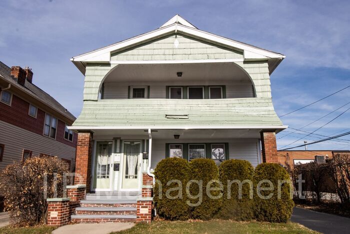 Primary Photo - Shaker Heights Charm! 2BR 1BA Up Unit with...