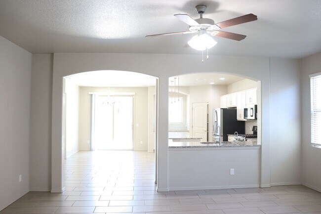 Building Photo - Like New