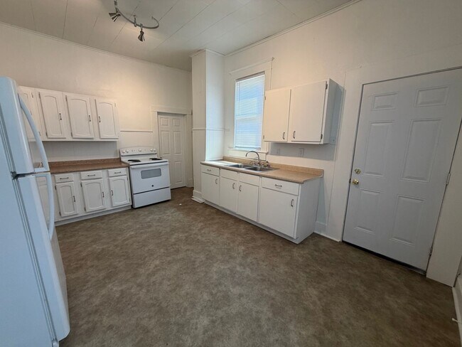 Building Photo - Newly Updated 2 Bedroom House with off street parking!