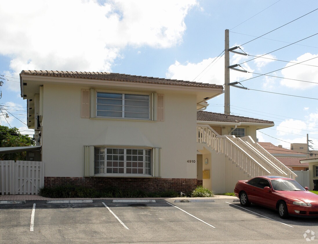 Building Photo - 4910 NE 18th Ter