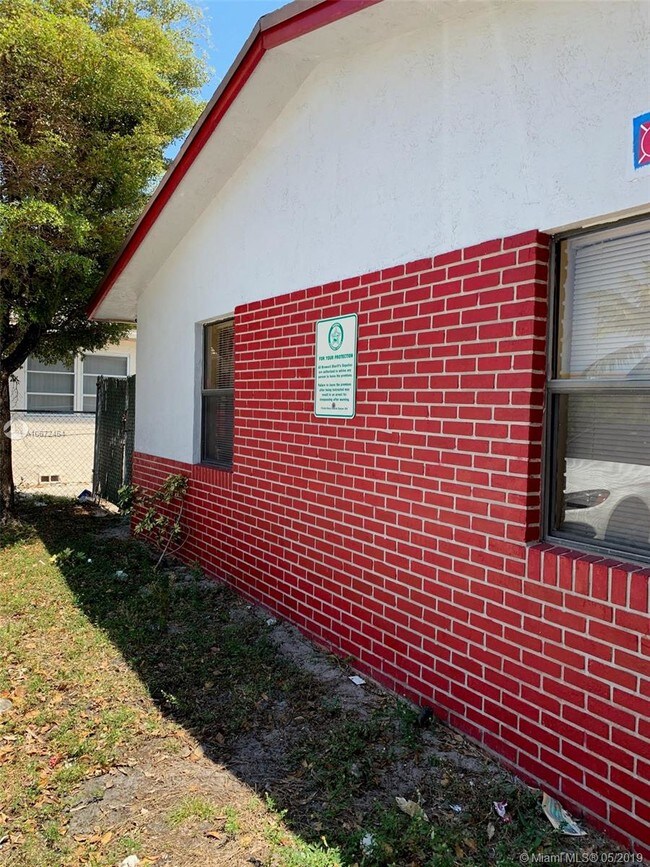 Building Photo - 220 NW 12th Ct