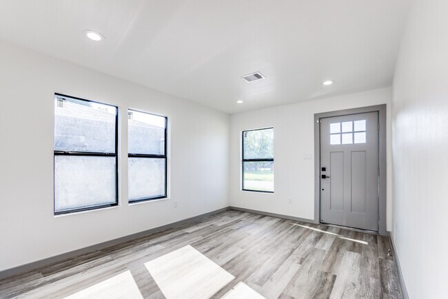 Foto del edificio - 3821 Redbud St