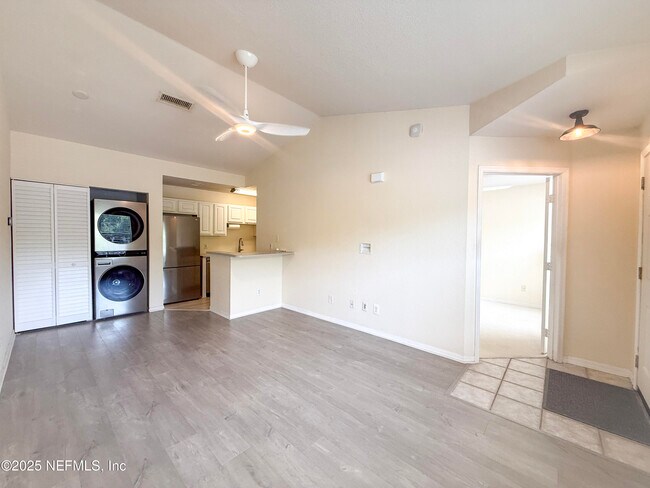 Building Photo - 13700 Richmond Park Dr N