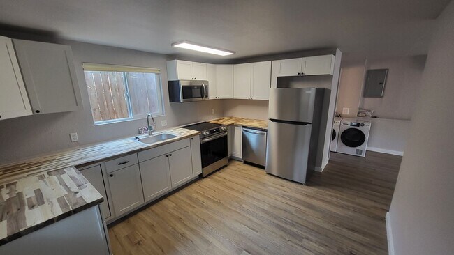 Building Photo - 2 Bed 1 Bath single level home Bend Oregon
