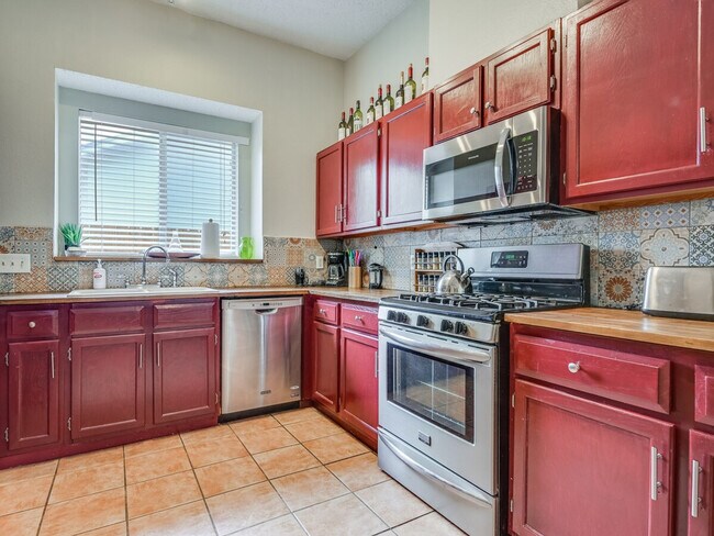 Building Photo - 14608 Town Hill Dr