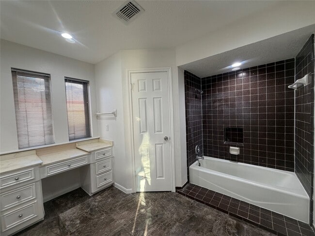 Foto del edificio - 15306 La Paloma Dr