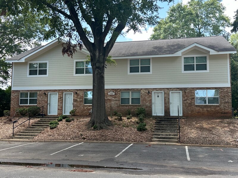 Foto principal - 2504 Redwood Ct